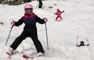 Tre barn som åker slalom i Almåsa