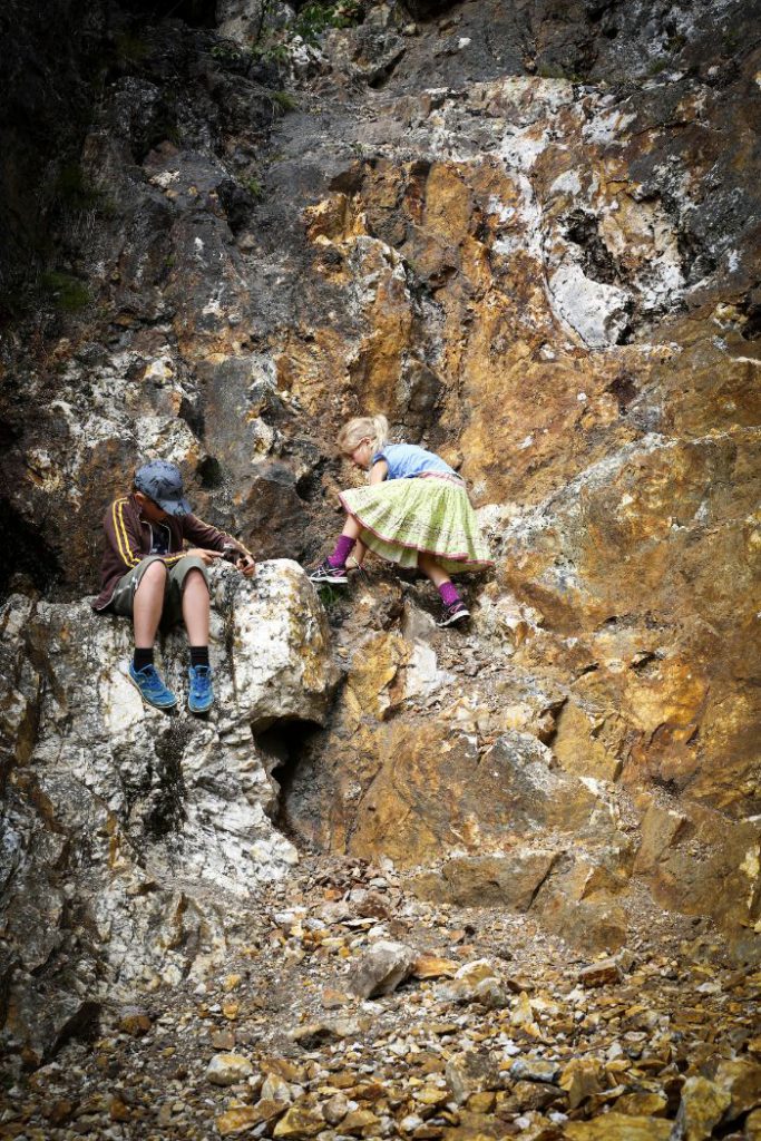Barn som hackar loss kristaller i en gruva