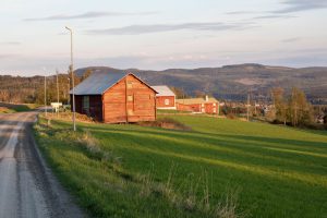 Lador och hus vid en grusväg