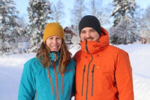 I februari 2021 flyttade familjen Amanda Olsson och Tommy Schwartz från Linköping till Kaxås. De hyr en lägenhet tills huset i Ekobyn Ladriket är färdigbyggt. Foto Projekt Kaxås.