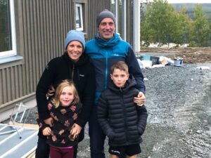 Familjen Örberg-Edelhausen flyttade från Umeå till Kaxås i augusti, om några veckor flyttar de in i sitt nya hus i Ekobyn Ladriket. Maja och Richard med barnen Espen och Ilse som nu börjat på Kaxås skola.