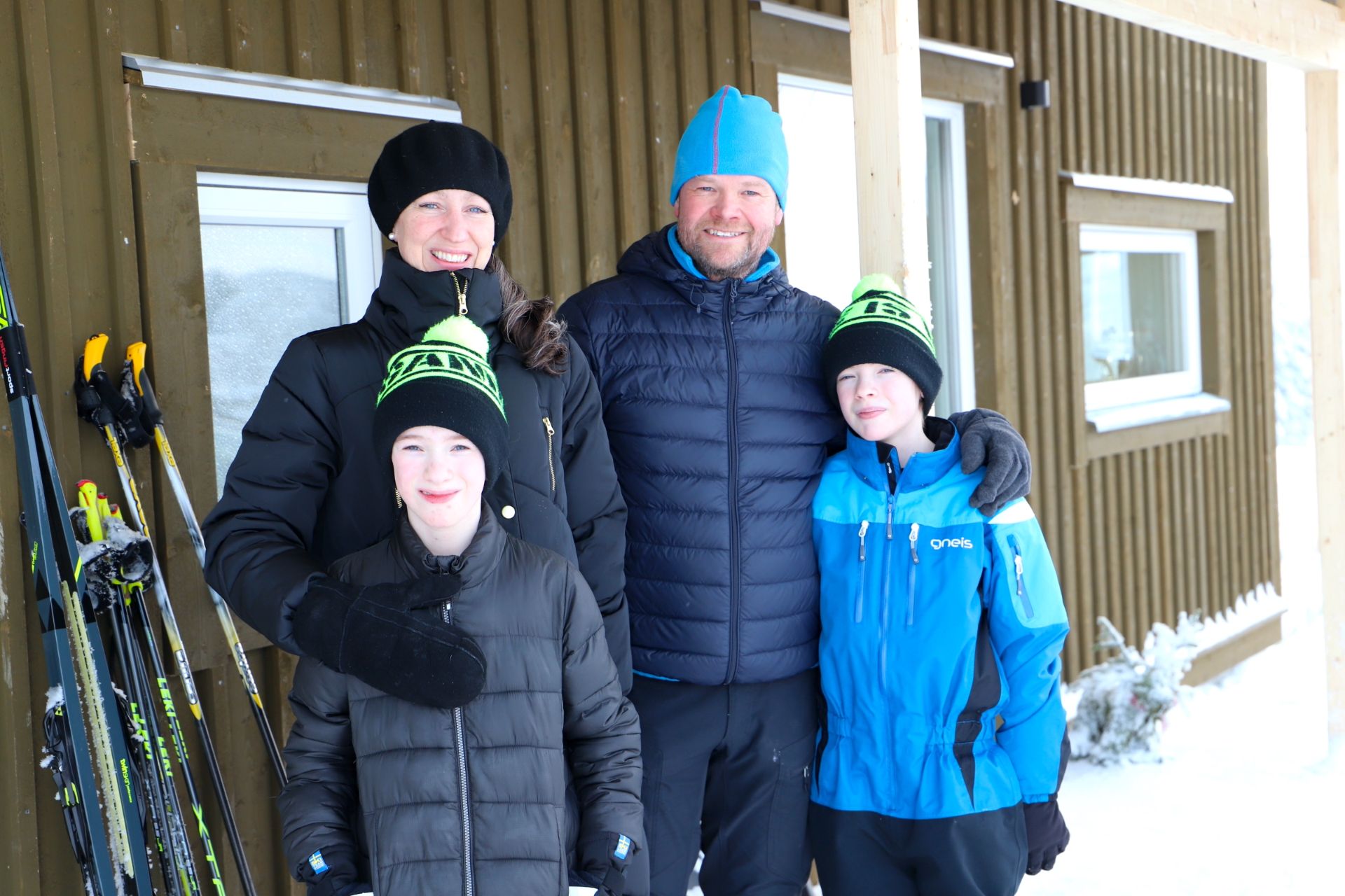 Familjen Jarkko och Linda Sassi med tvillingpojkarna Erik och Johan är en av familjerna som flyttat in i de nya husen i Ekobyn Ladriket.