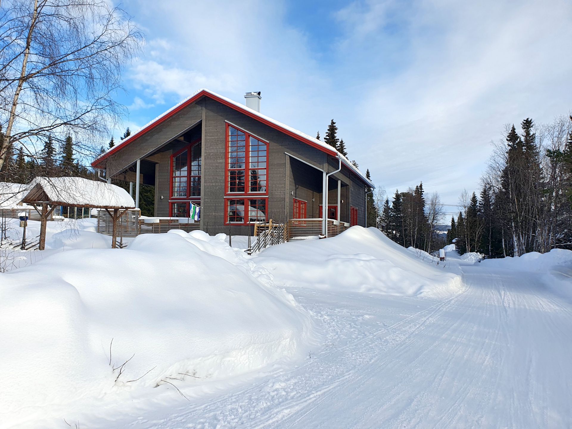 Nybyggt hus med inspiration av fjällen till salu i den natursköna byn Rönnöfors.