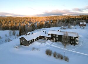 Vybild över Jänsmässholmen Fjällhotell i vinterlandskap